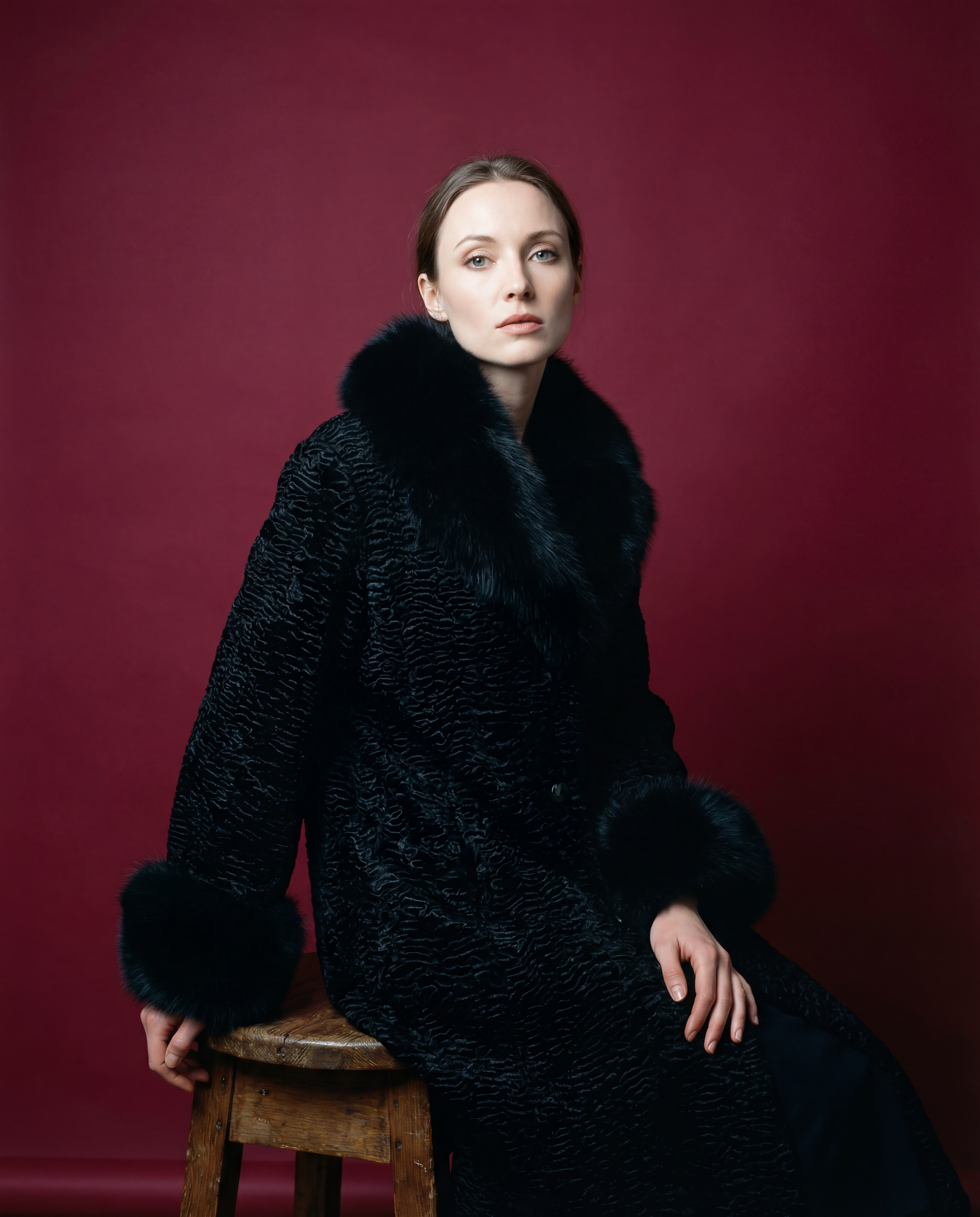 Manteau ample en fausse fourrure vegan effet astrakan, col et poignets en fourrure longue, fabrication artisanale en France, allure élégante et parisienne