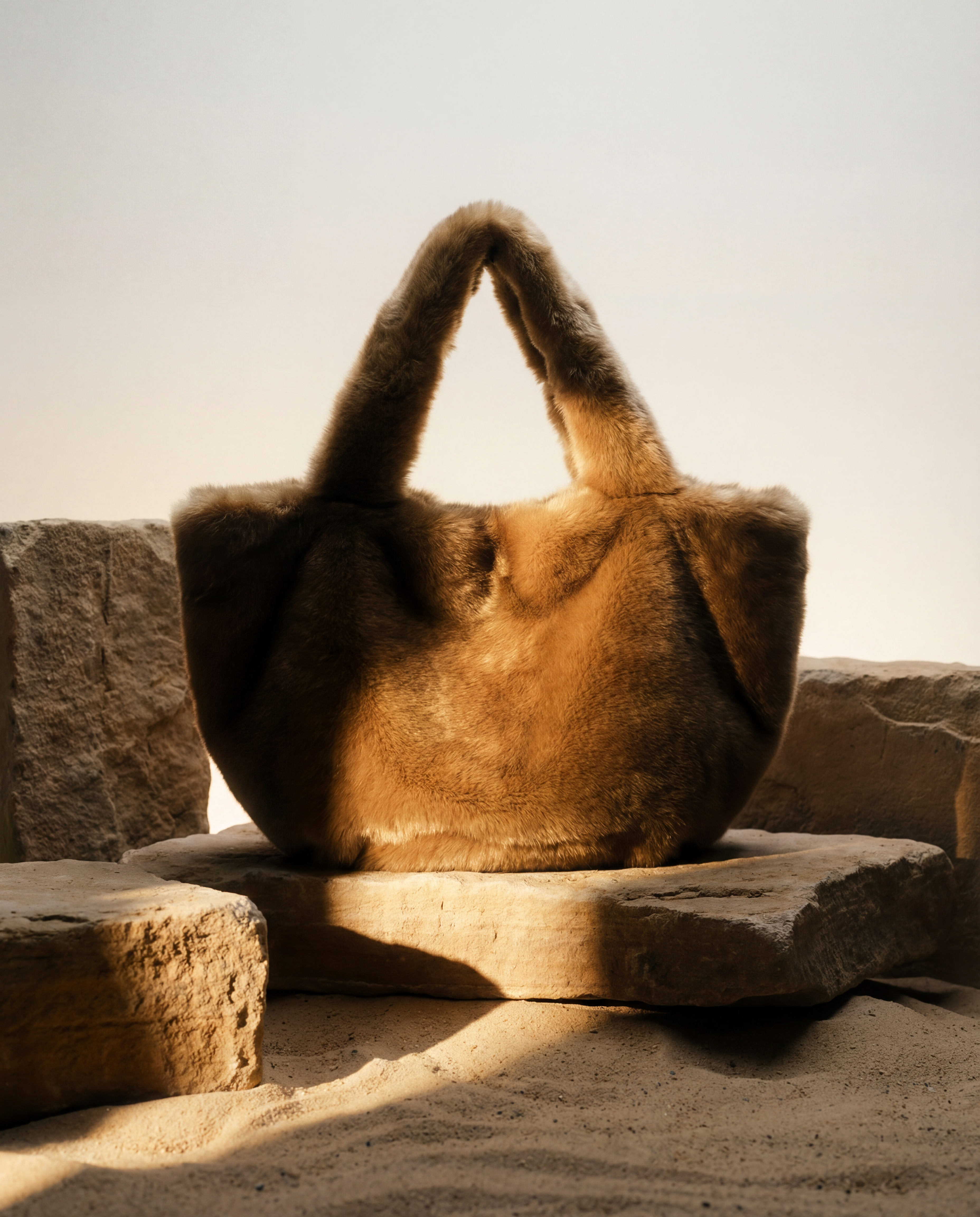 Sac en fausse fourrure vegan brun miel aux reflets ambrés, texture douce effet velours, silhouette souple élégante, fabrication artisanale à Paris