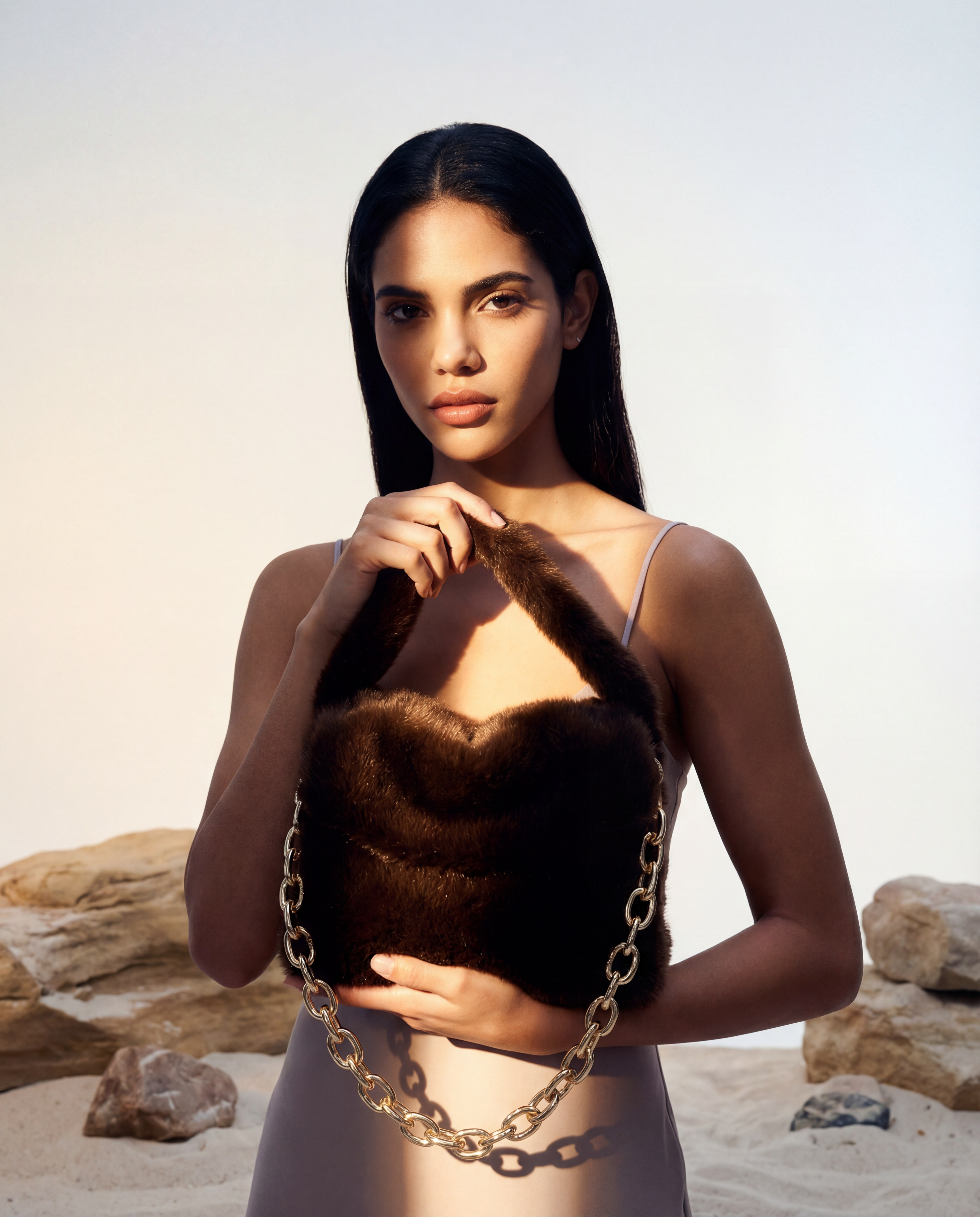 Sac en fausse fourrure vegan brun chocolat, texture douce effet velours, chaîne dorée, silhouette souple élégante, fabrication artisanale à Paris