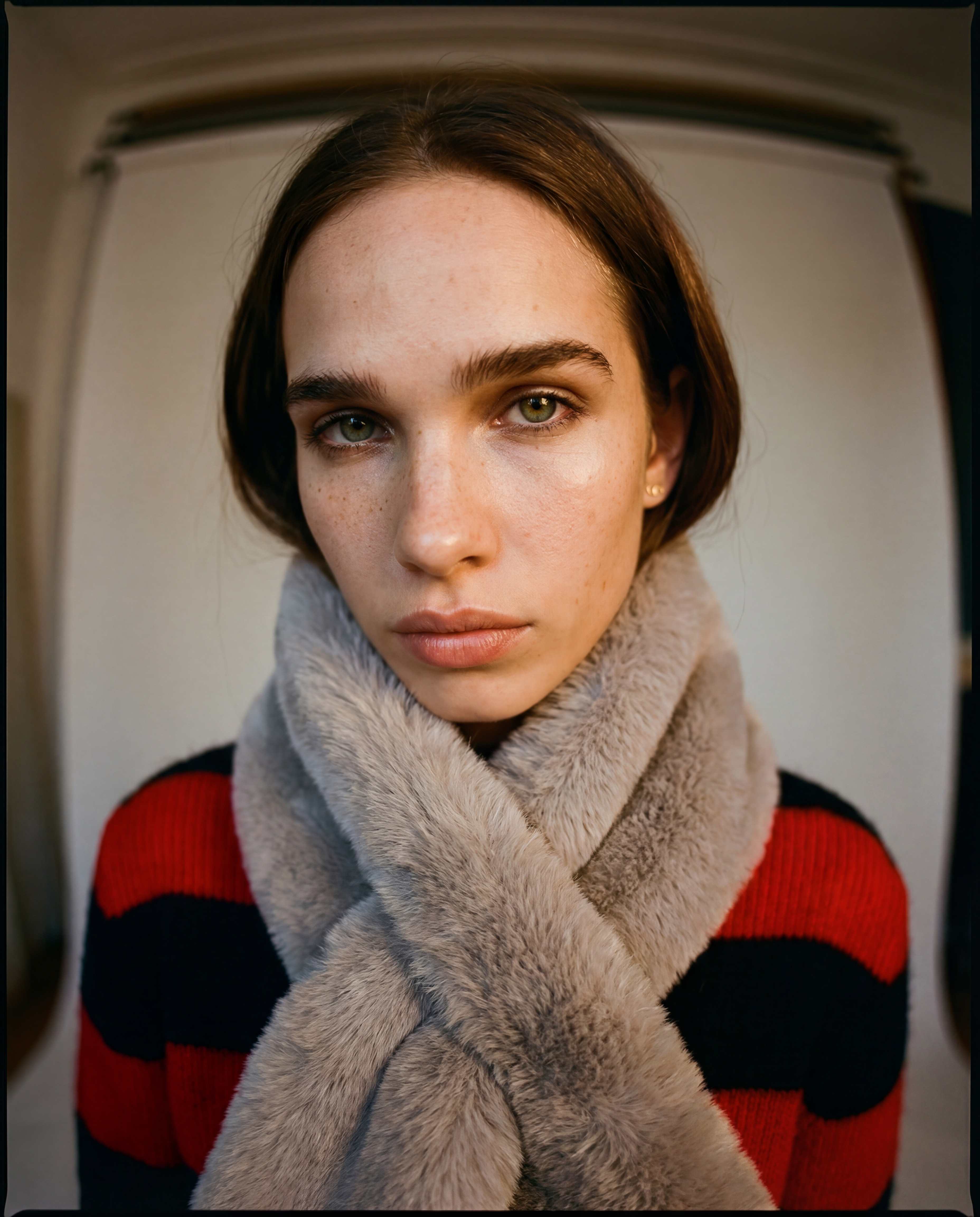 Echarpe Bayard Grise en fourrure vegan made in Paris porté par un mannequin pour Quivernay