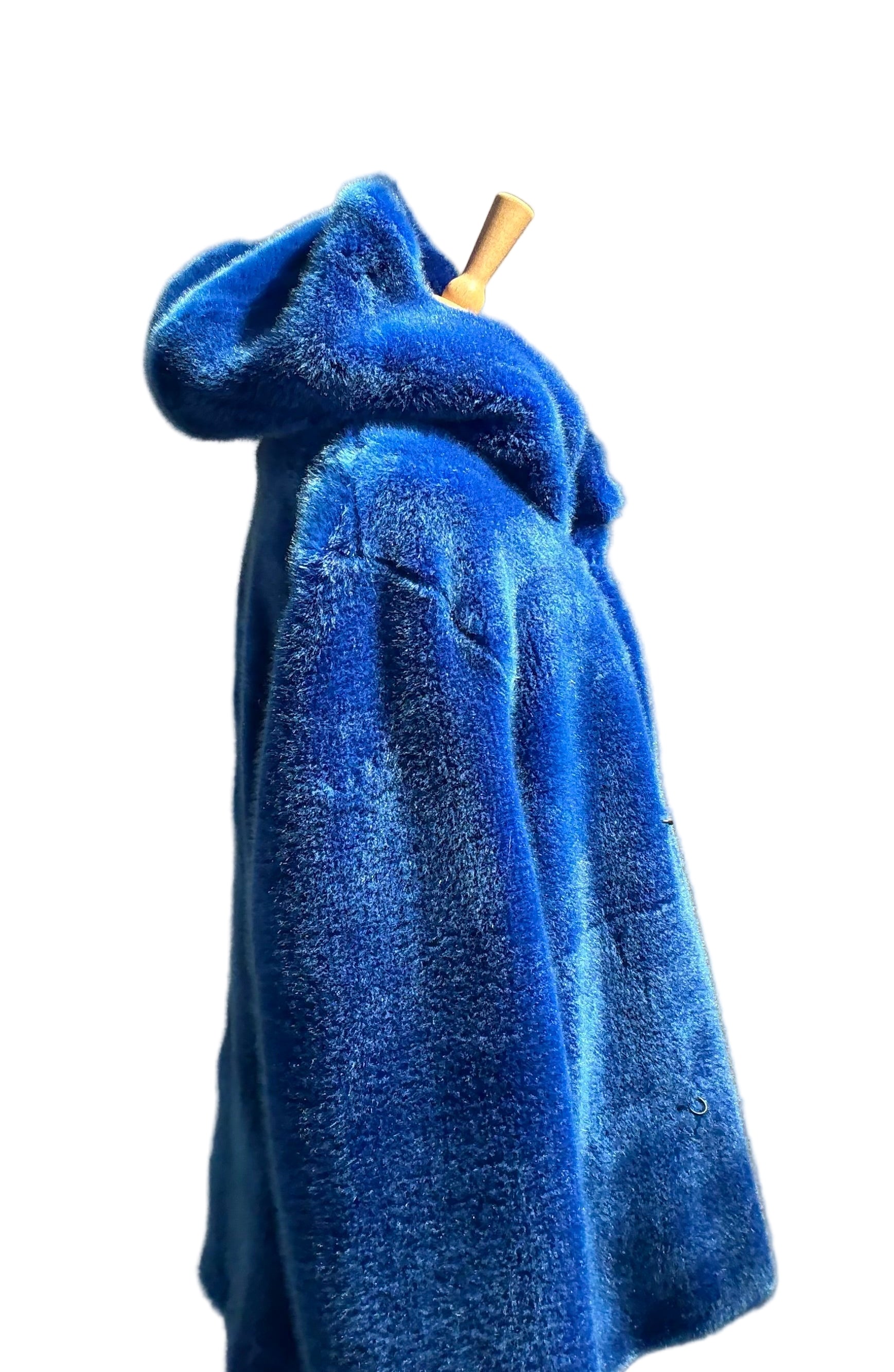 Manteau long en fausse fourrure vegan bleu électrique, coupe fluide et élégante, doublure satinée, fabrication artisanale en France, pièce signature lumineuse