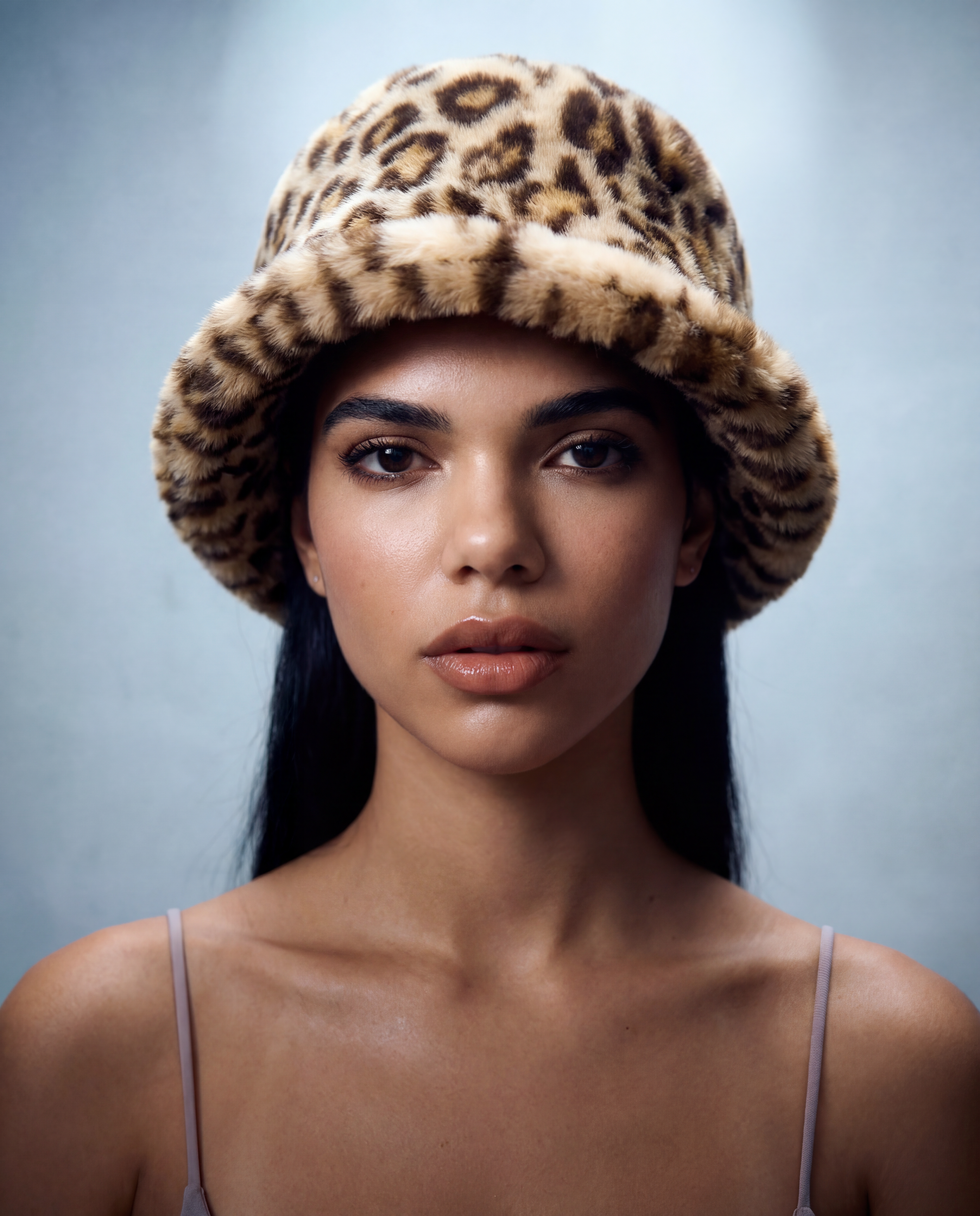 Bob femme en fausse fourrure vegan léopard, chapeau hiver tendance luxe, accessoire mode chaud Maison Quivernay Paris.