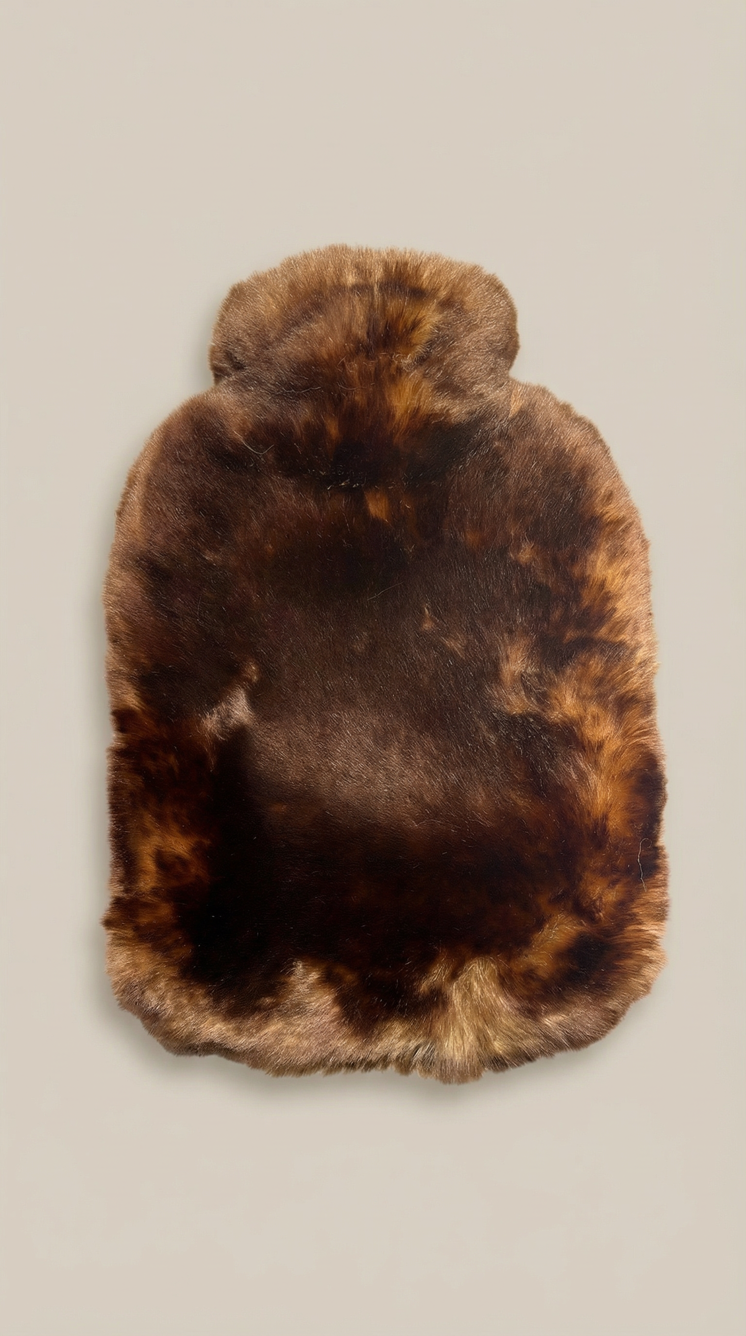 Bouillotte en fausse fourrure vegan marron, accessoire chaleur hiver doux et confortable, objet cocooning luxe Maison Quivernay Paris.