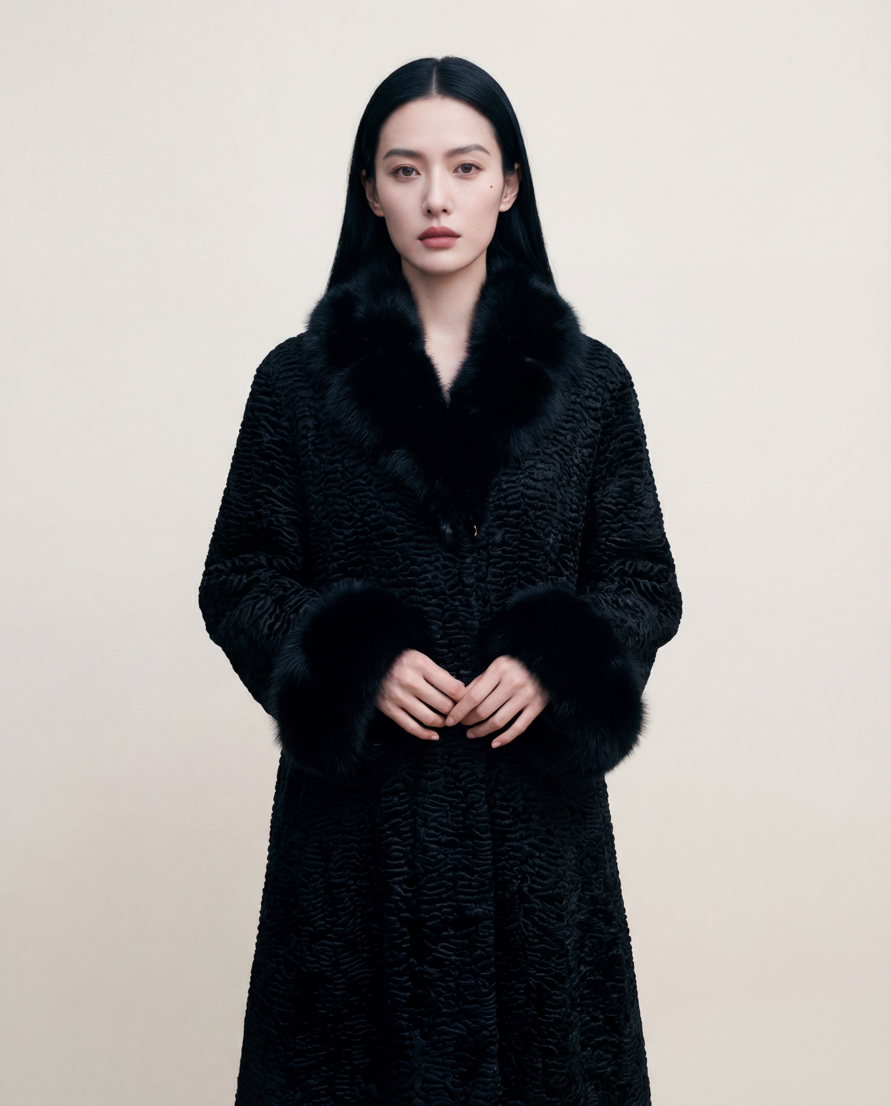 Manteau ample en fausse fourrure vegan effet astrakan, col et poignets en fourrure longue, fabrication artisanale en France, allure élégante et parisienne