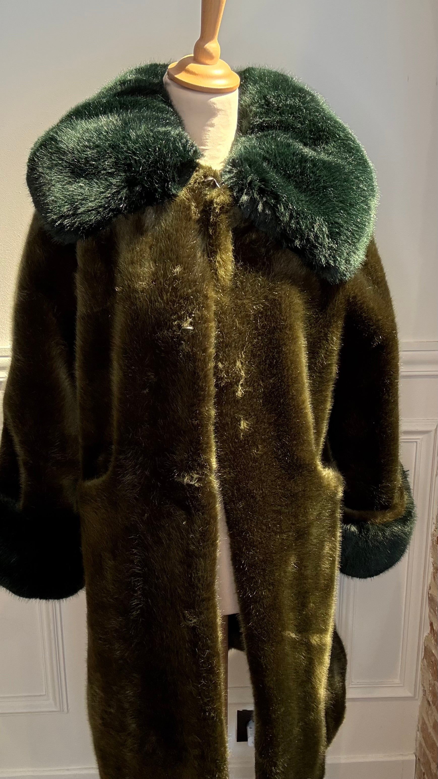 Manteau long femme en fausse fourrure vegan vert profond, poils courts brillants, col et poignets oversize contrastés, coupe droite structurée, confection artisanale parisienne MQV Paris.