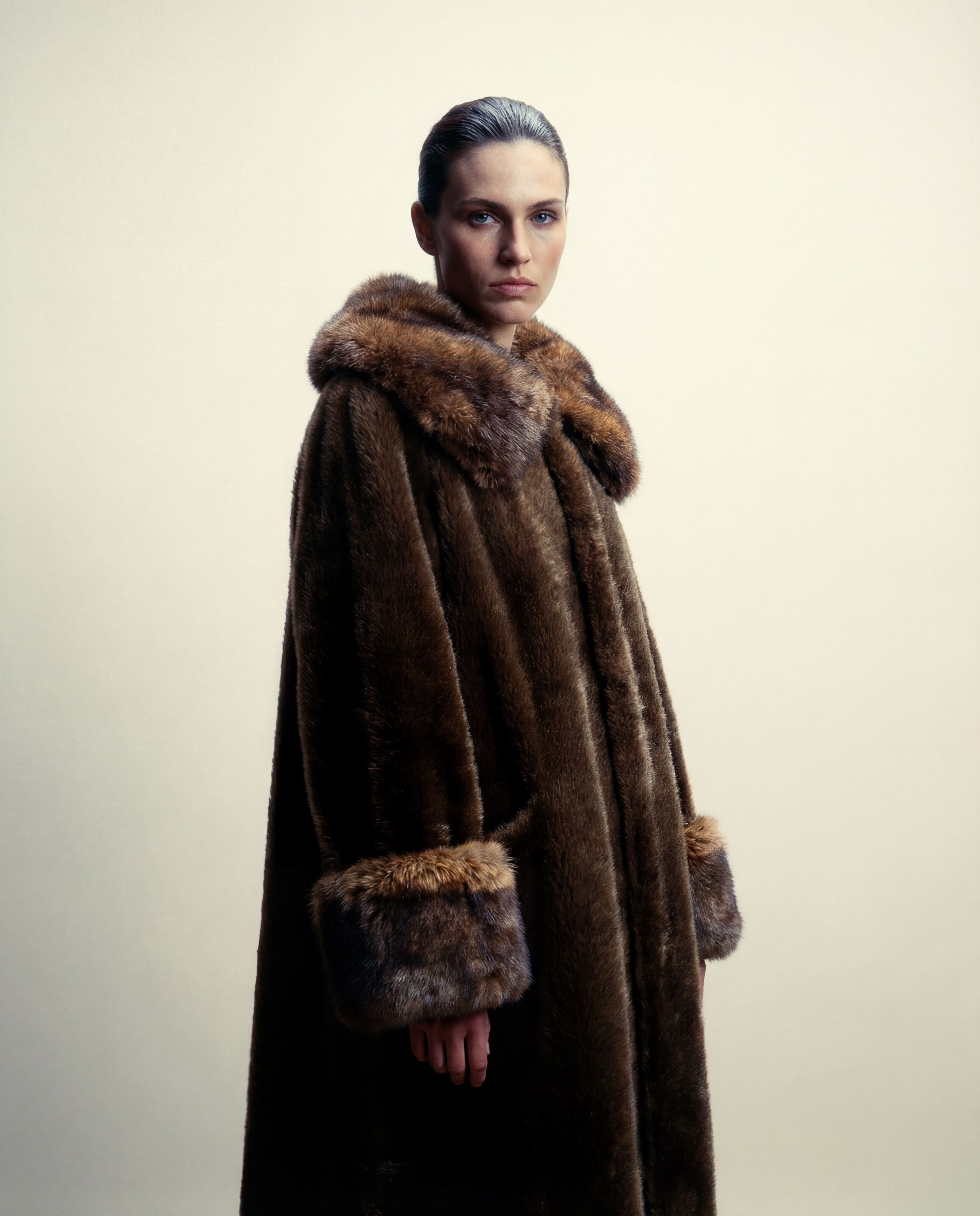 Manteau long en fausse fourrure vegan, coupe droite élégante, col et poignets oversize, fabrication artisanale en France