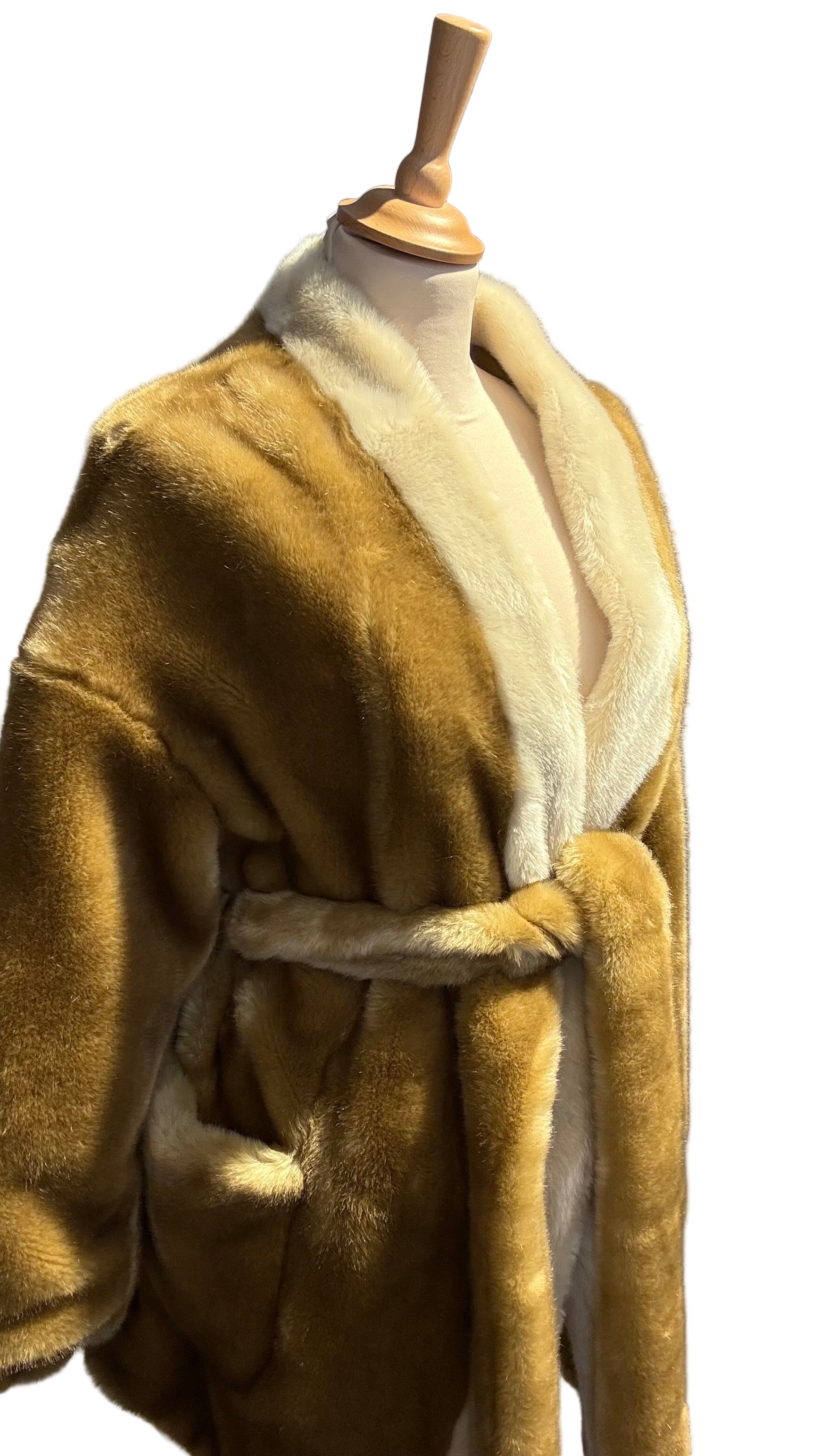 Manteau long femme en fausse fourrure vegan caramel avec col ivoire contrasté, poils courts brillants, ceinture assortie pour taille marquée, confection artisanale parisienne MQV Paris.