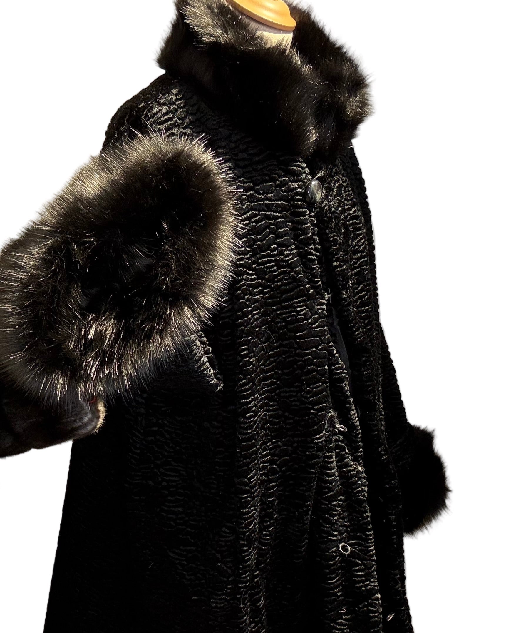 Manteau ample en fausse fourrure vegan effet astrakan, col et poignets en fourrure longue, fabrication artisanale en France, allure élégante et parisienne