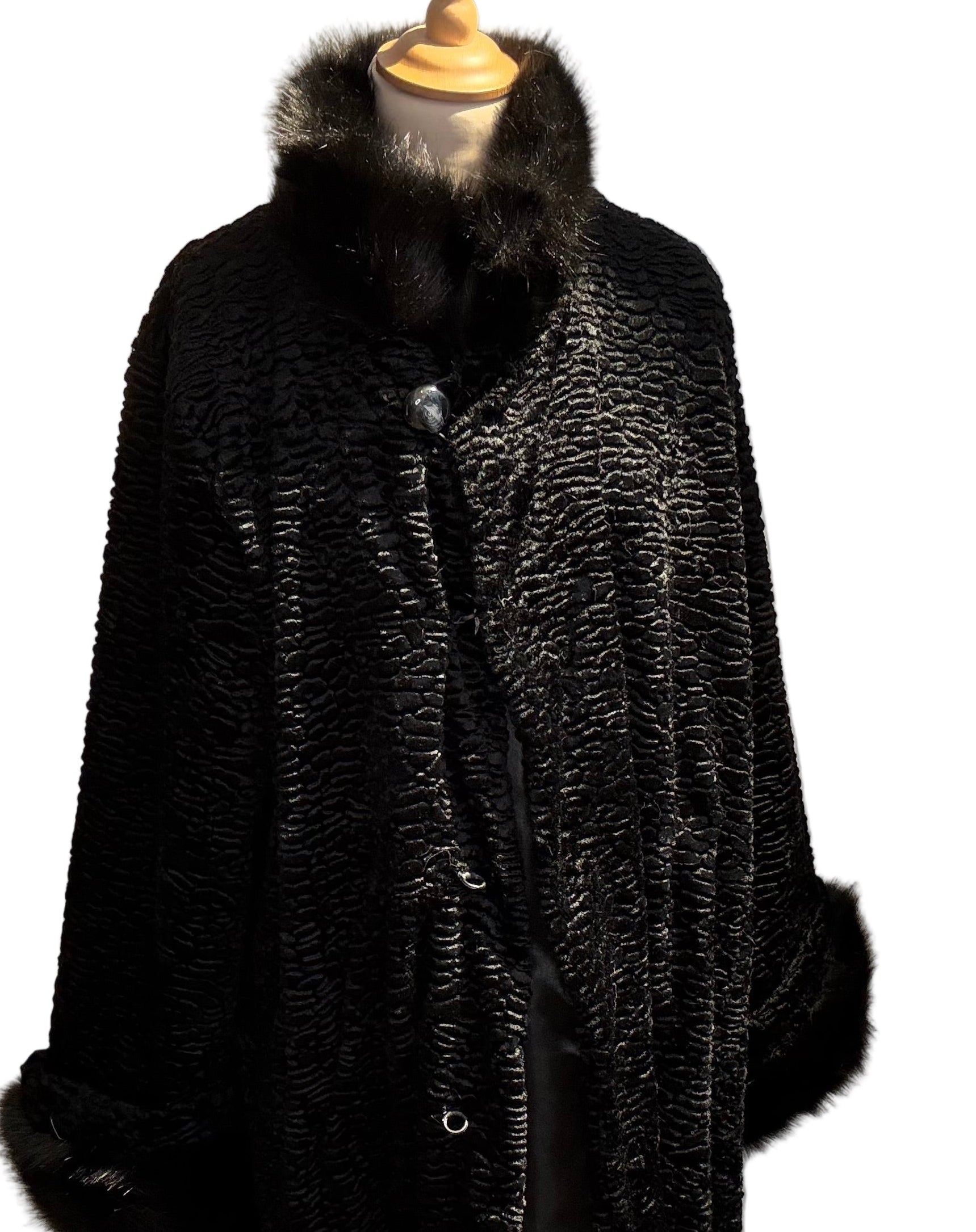 Manteau ample en fausse fourrure vegan effet astrakan, col et poignets en fourrure longue, fabrication artisanale en France, allure élégante et parisienne