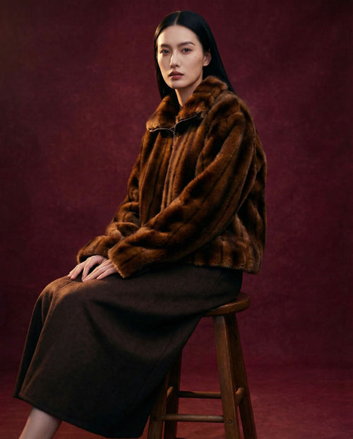 Veste zippée en fausse fourrure vegan brune, poils courts et soyeux, col montant structuré, coupe droite moderne, doublure satinée, fabrication artisanale en France