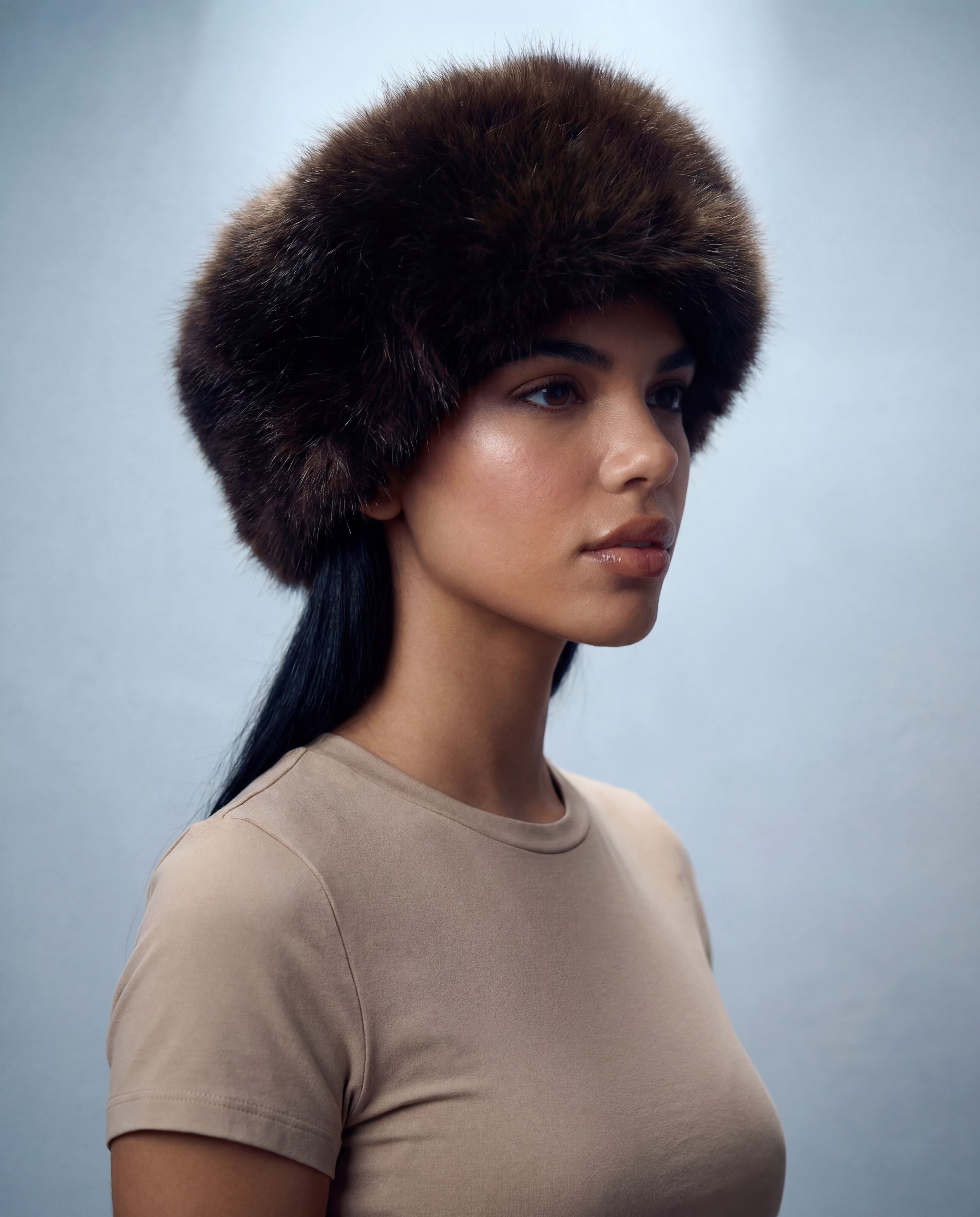 Toque femme hiver en fausse fourrure vegan, chapeau luxe chaud et doux, style parisien élégant, accessoire hiver Maison Quivernay Paris.