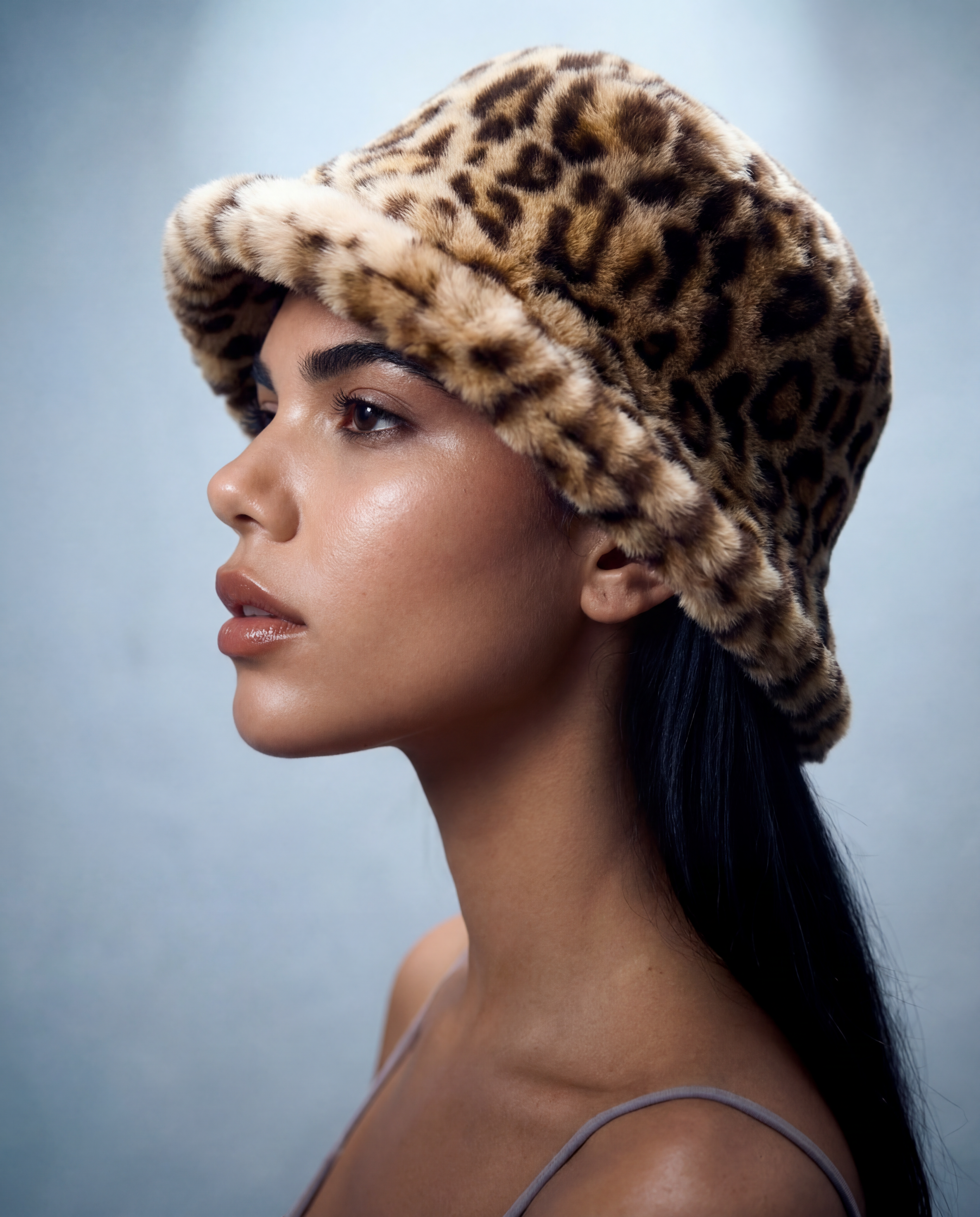 Bob femme en fausse fourrure vegan léopard, chapeau hiver tendance luxe, accessoire mode chaud Maison Quivernay Paris.