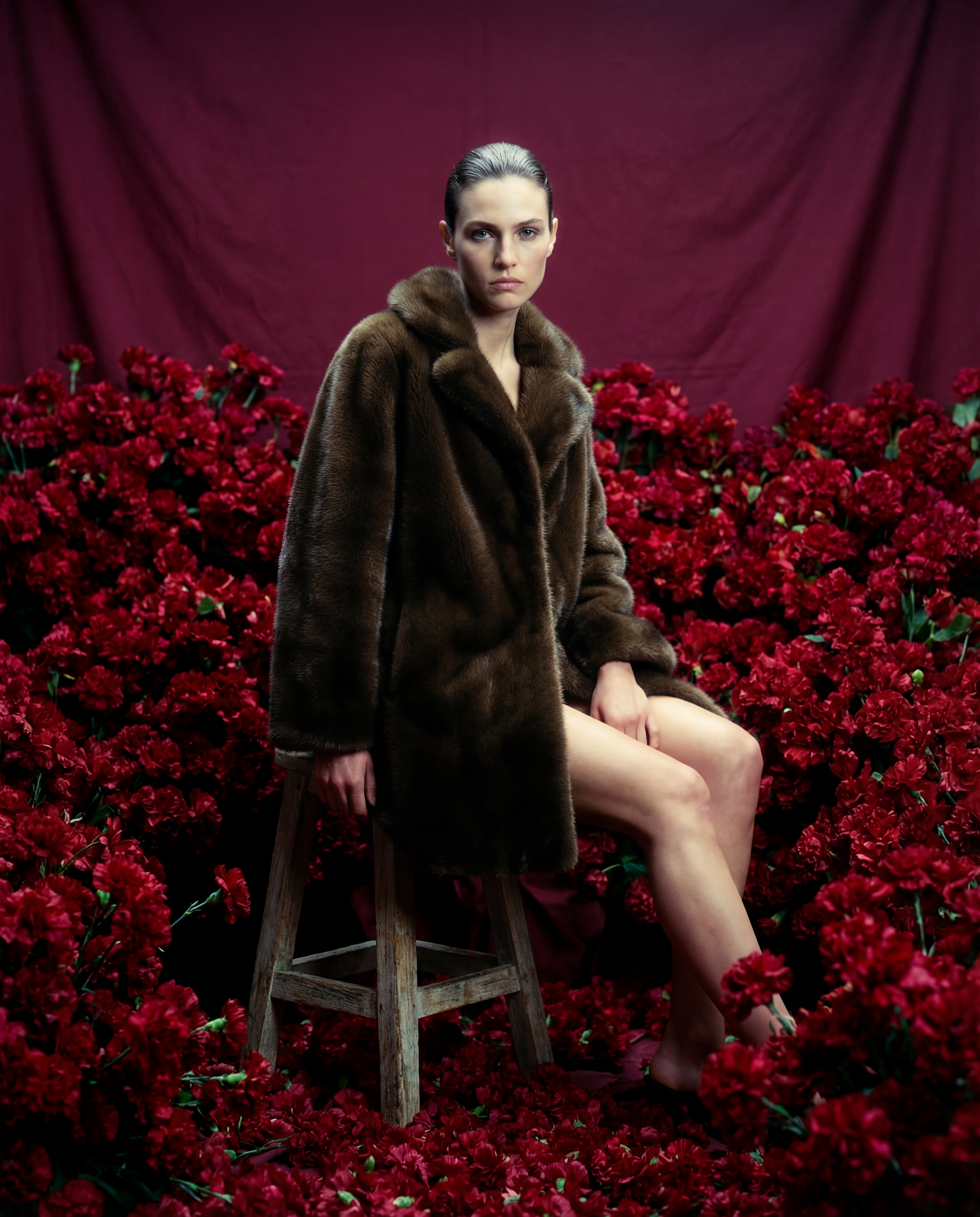 Manteau hiver femme en fausse fourrure vegan chocolat, coupe droite mi-cuisses, poils courts brillants, col ouvert, fabrication artisanale parisienne MQV Paris.