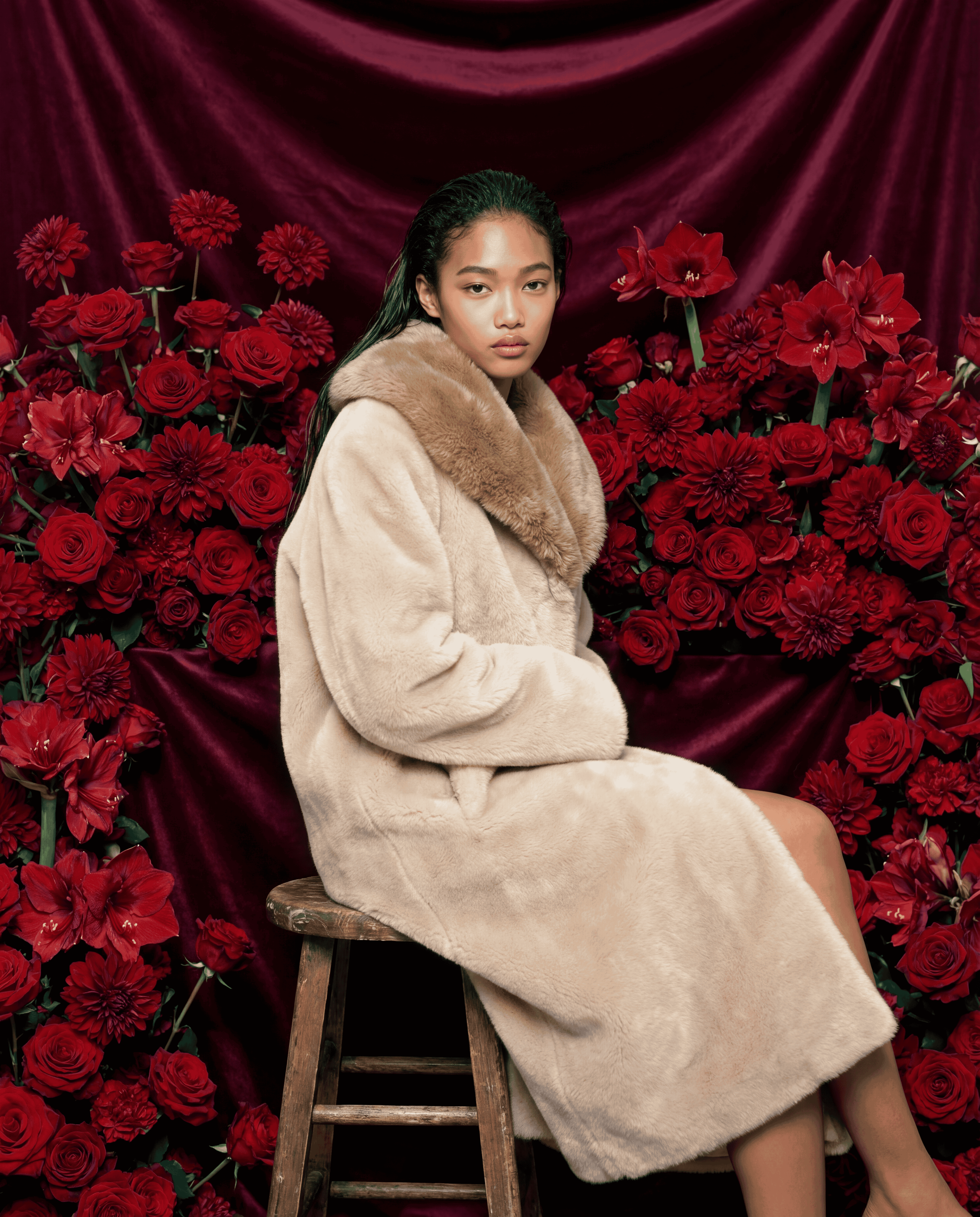 Manteau long femme en fausse fourrure vegan crème, texture douce et soyeuse, large col effet shearling enveloppant, coupe fluide élégante, confection artisanale parisienne MQV Paris.