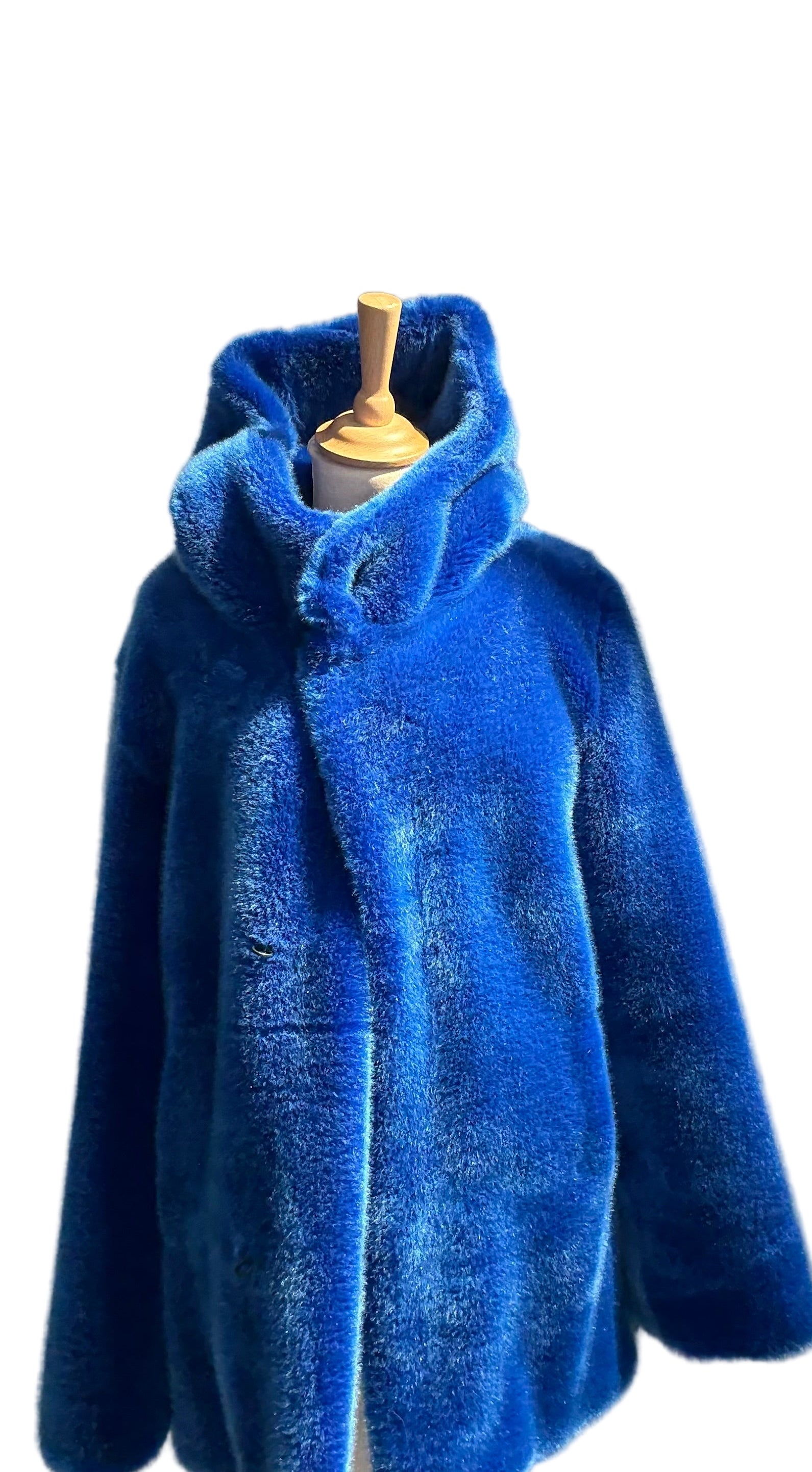 Manteau long en fausse fourrure vegan bleu électrique, coupe fluide et élégante, doublure satinée, fabrication artisanale en France, pièce signature lumineuse