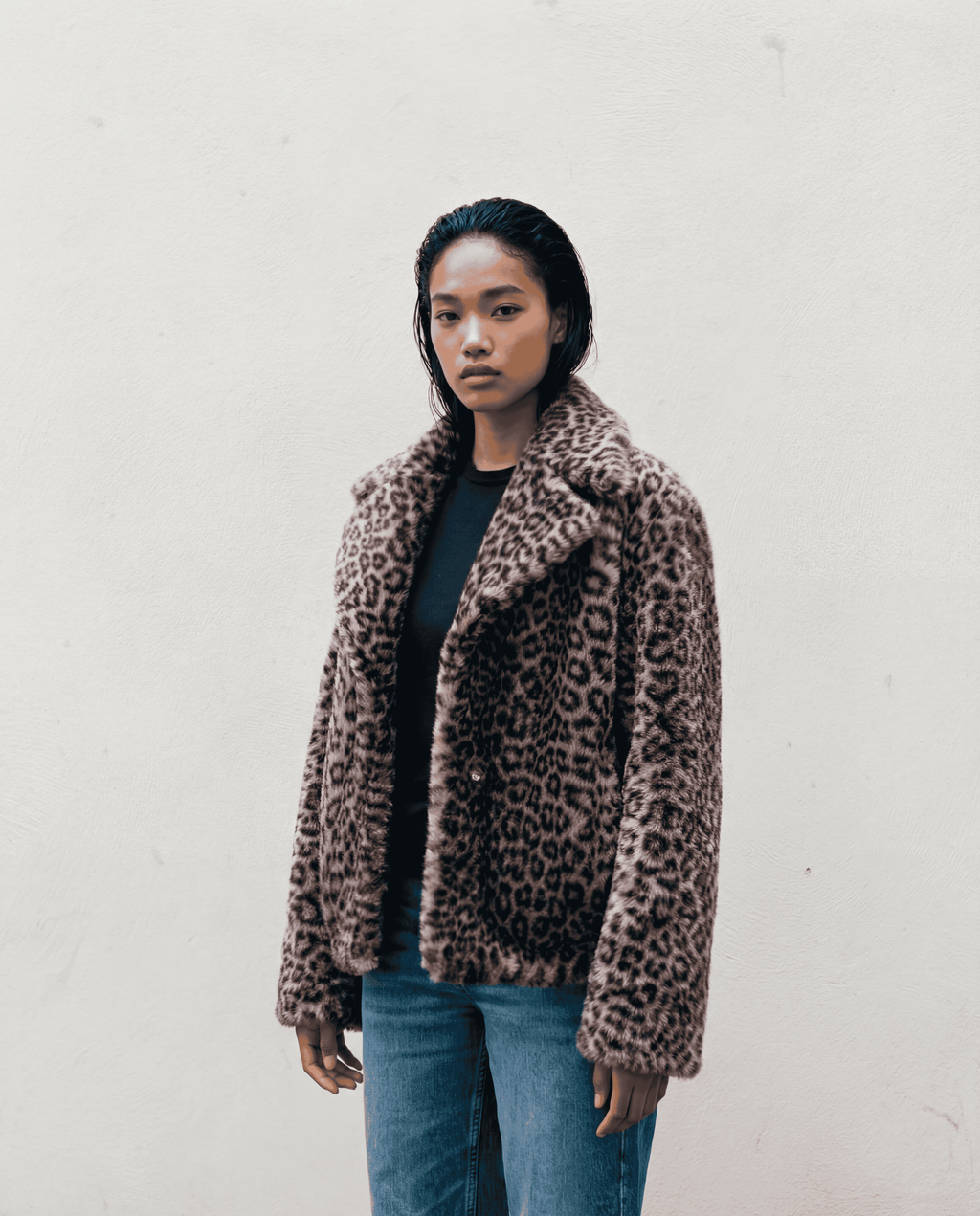 Manteau en fausse fourrure vegan motif léopard, coupe droite élégante, col raffiné et fermeture à crochets invisibles, doublure satinée, fabrication artisanale en France