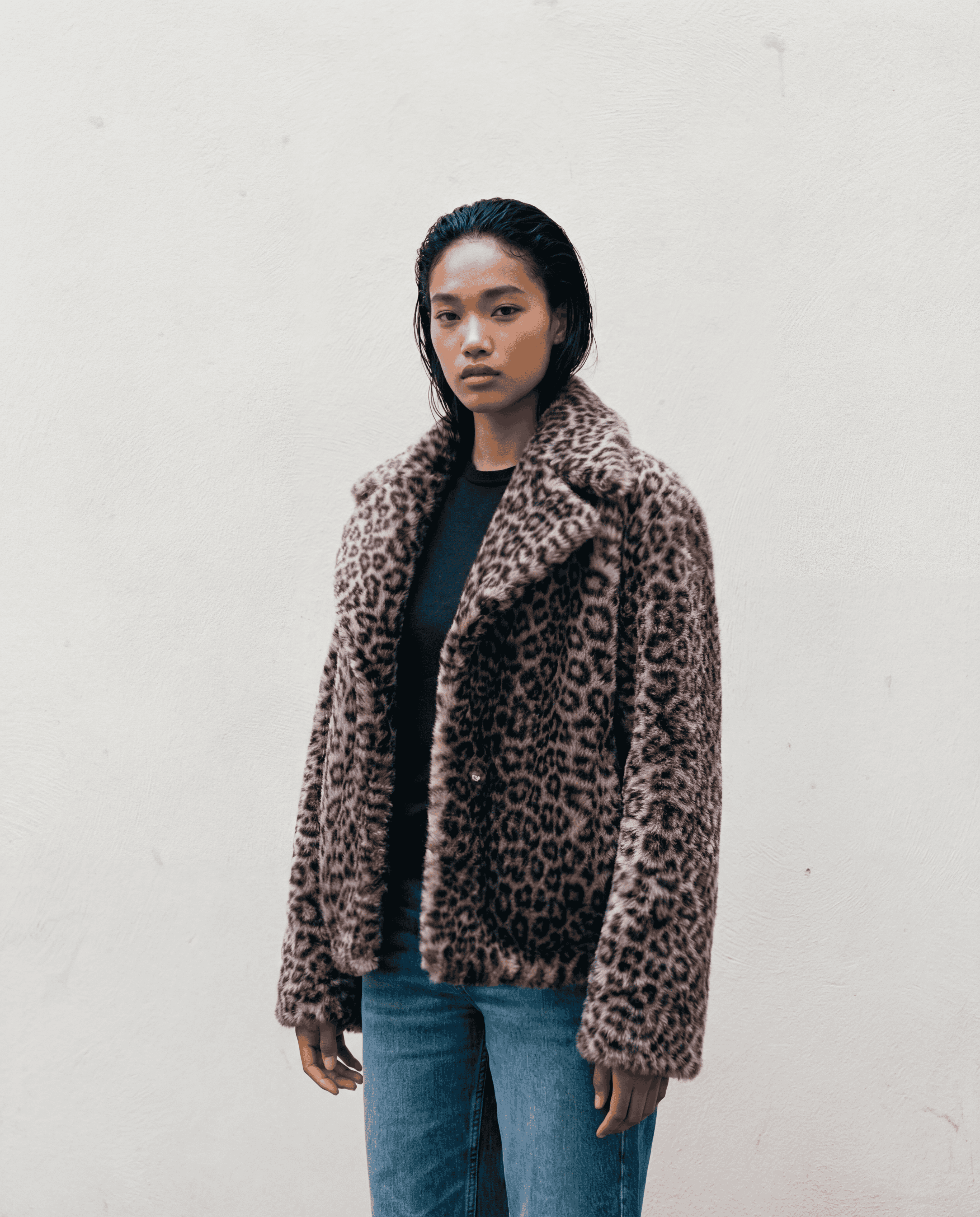 Manteau en fausse fourrure vegan motif léopard, coupe droite élégante, col raffiné et fermeture à crochets invisibles, doublure satinée, fabrication artisanale en France
