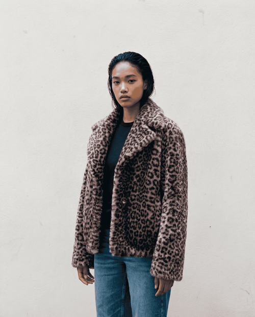 Manteau en fausse fourrure vegan motif léopard, coupe droite élégante, col raffiné et fermeture à crochets invisibles, doublure satinée, fabrication artisanale en France