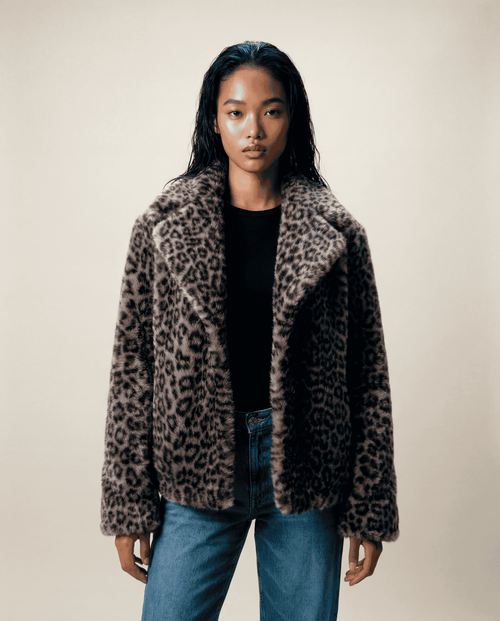 Manteau en fausse fourrure vegan motif léopard, coupe droite élégante, col raffiné et fermeture à crochets invisibles, doublure satinée, fabrication artisanale en France