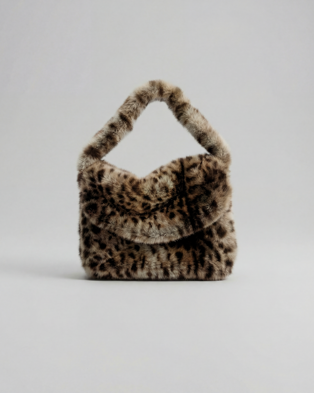 Sac femme en fausse fourrure vegan léopard avec rabat, sac luxe imprimé animal, accessoire mode hiver Maison Quivernay Paris.
