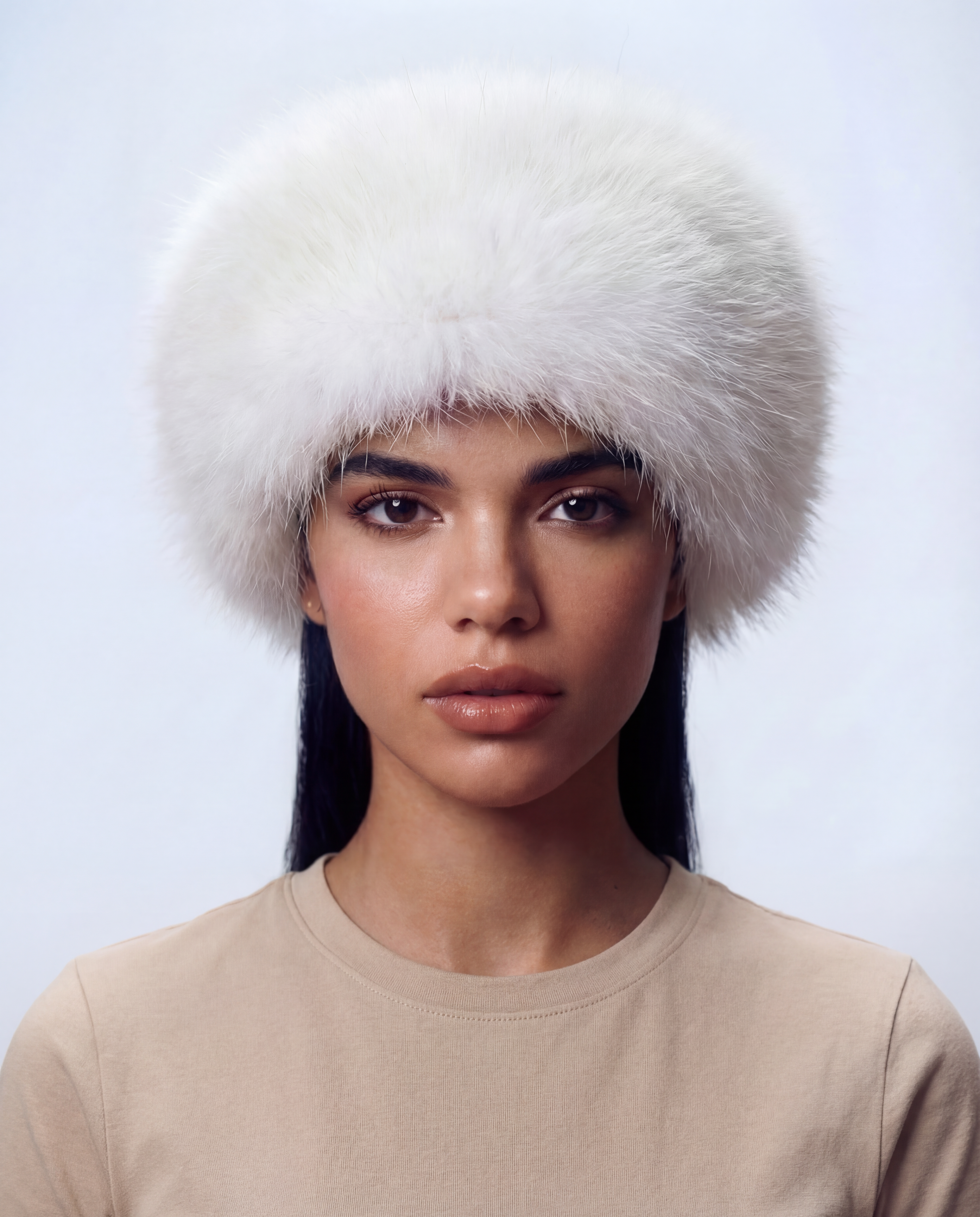 Toque femme hiver en fausse fourrure vegan, chapeau luxe chaud et doux, style parisien élégant, poils longs, accessoire hiver Maison Quivernay Paris.