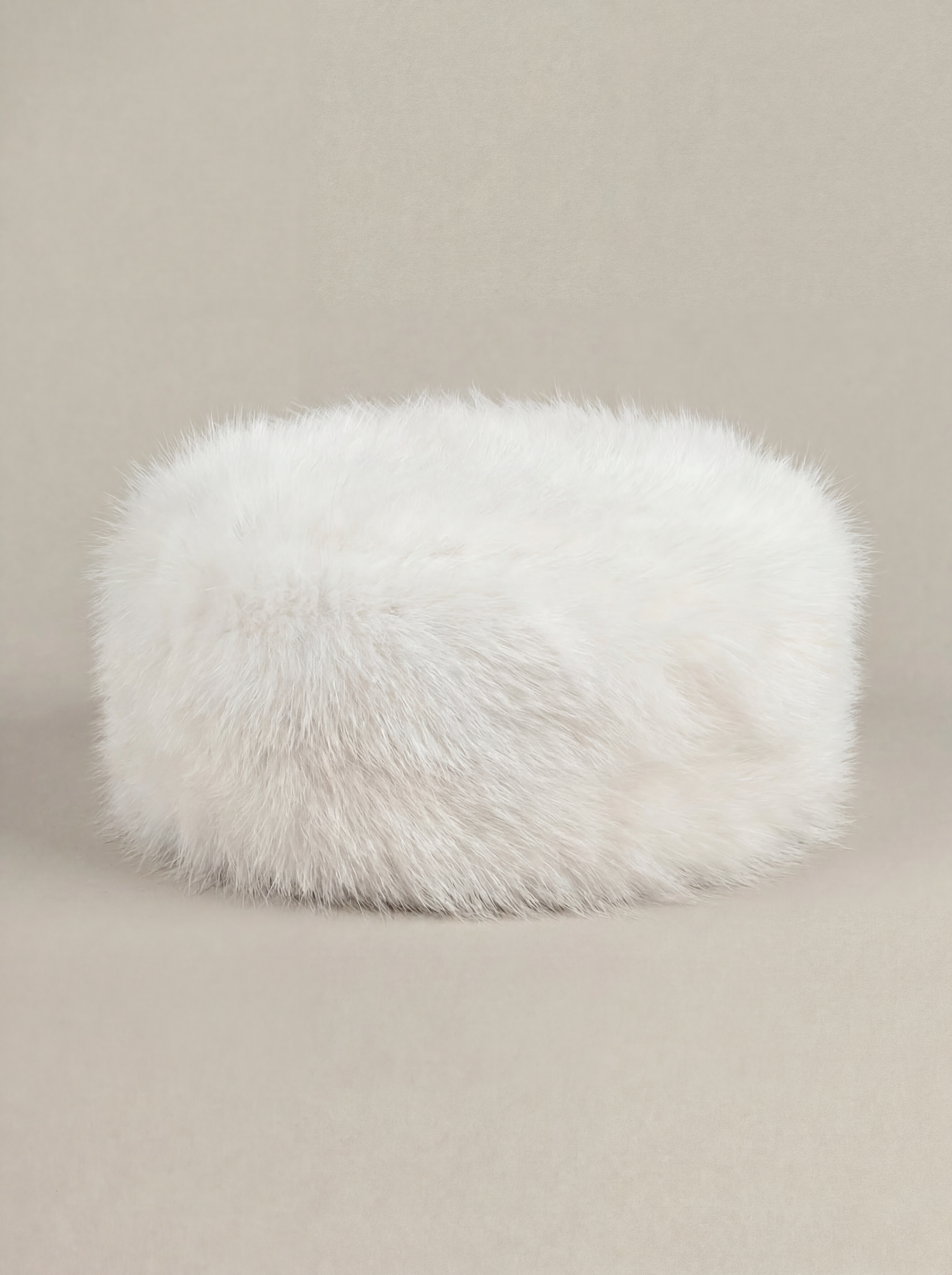 Toque femme hiver en fausse fourrure vegan, chapeau luxe chaud et doux, style parisien élégant, accessoire hiver Maison Quivernay Paris. Doux, soyeux. 