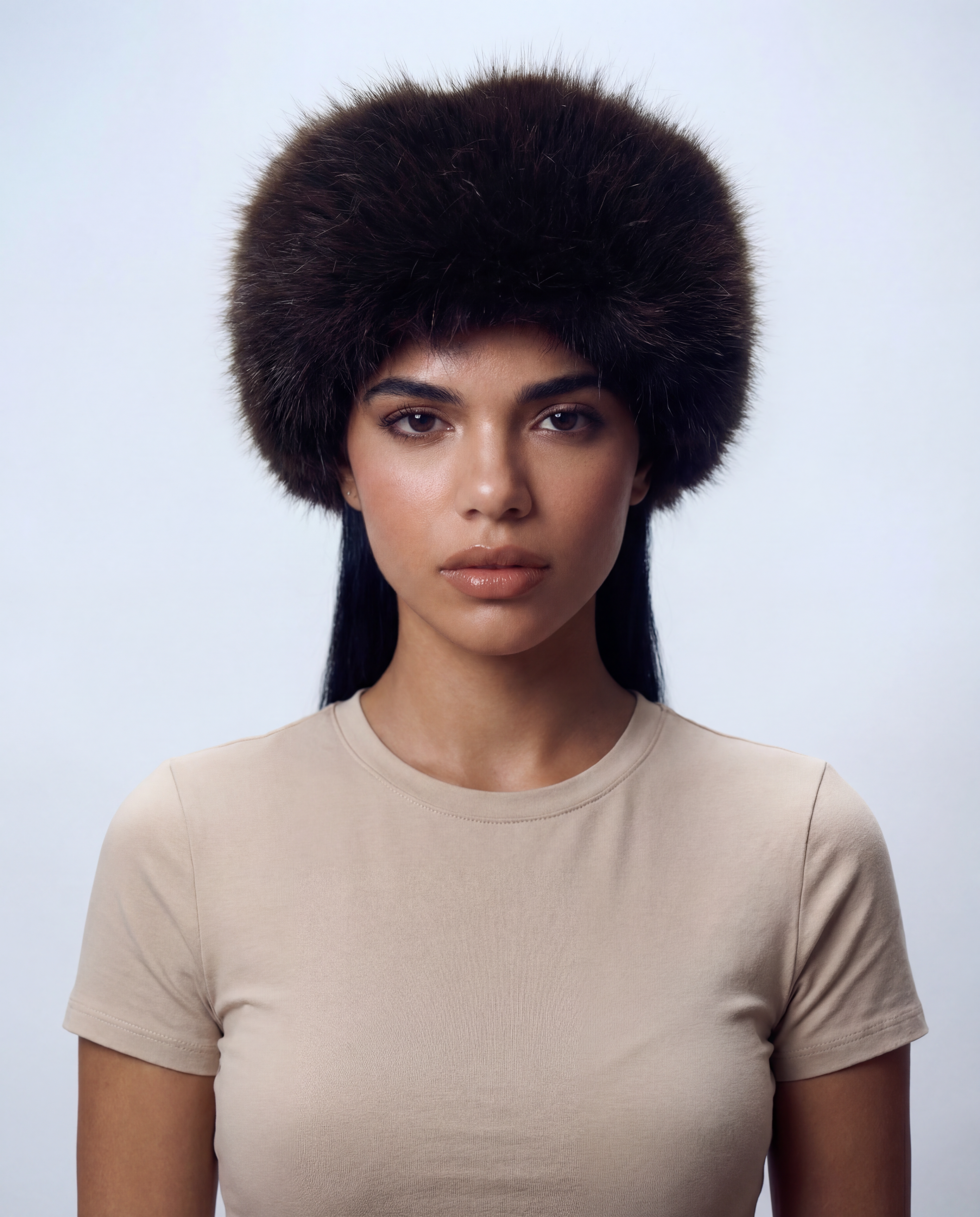 Toque femme hiver en fausse fourrure vegan, chapeau luxe chaud et doux, style parisien élégant, accessoire hiver Maison Quivernay Paris.