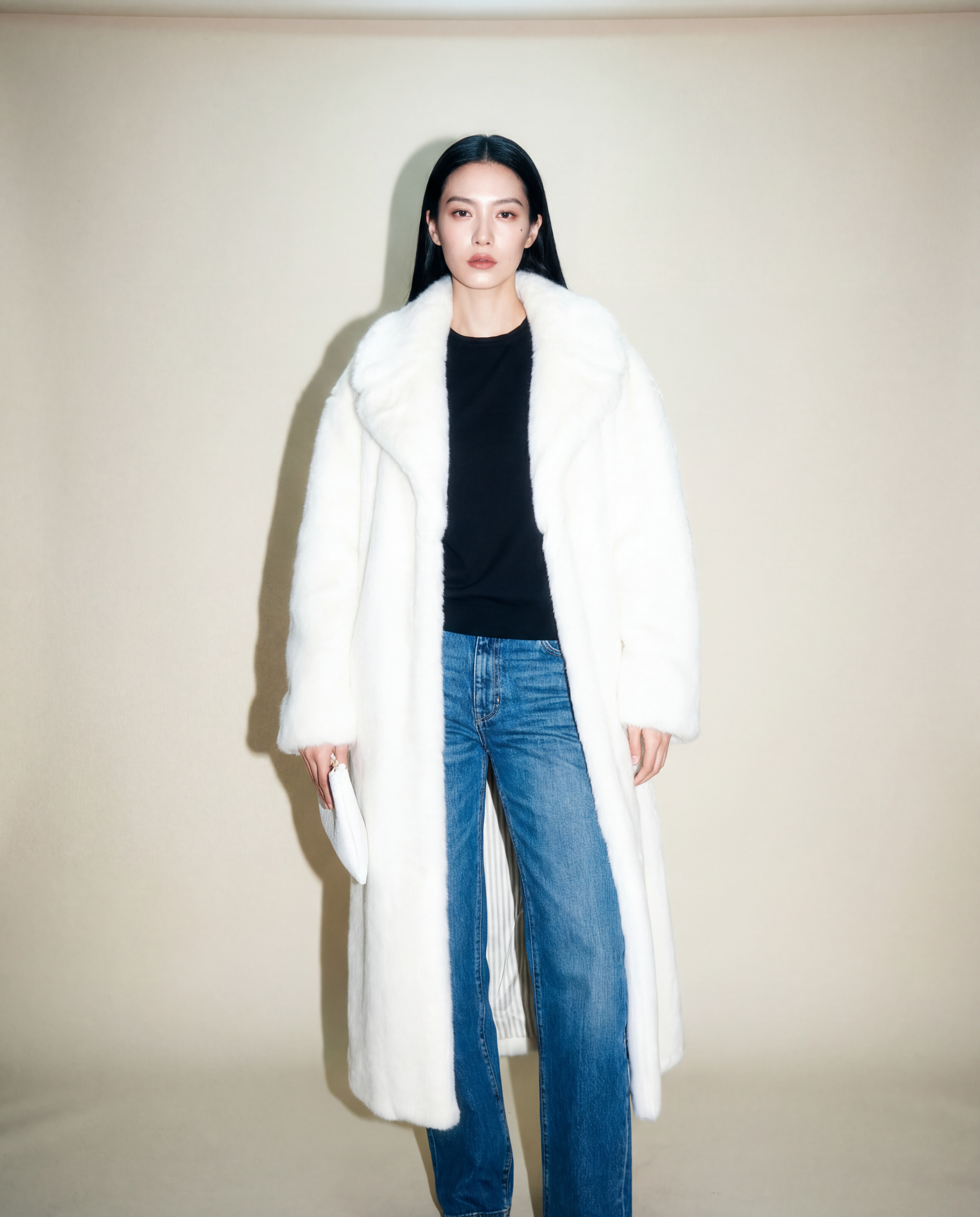 Manteau hiver femme en fausse fourrure vegan blanche, coupe droite légèrement ample, toucher velouté, doublure satinée, confection artisanale parisienne MQV Paris.