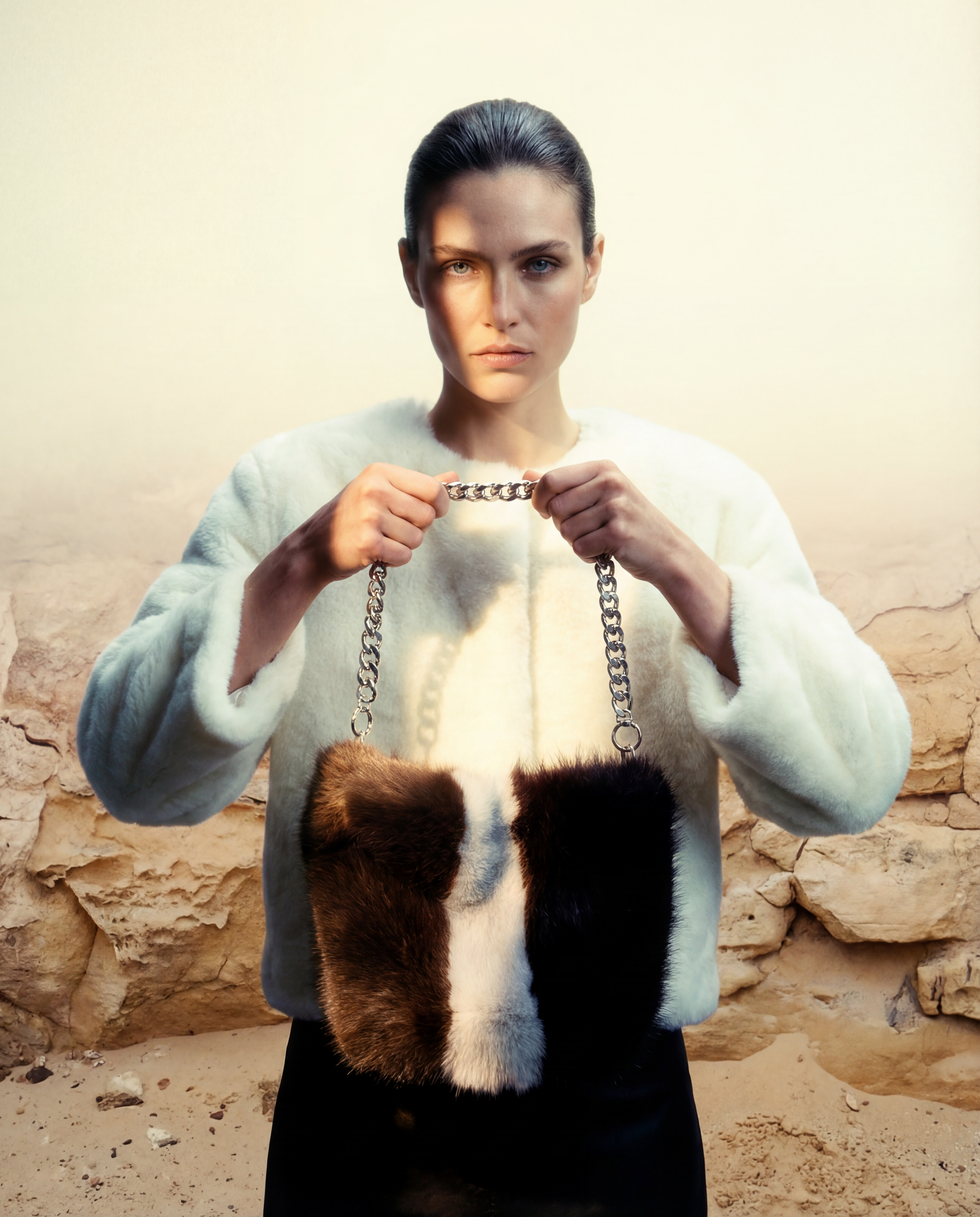 Sac en fausse fourrure vegan tricolore brun ivoire et violet, texture douce effet velours, chaîne argentée, design graphique élégant, fabrication artisanale à Paris