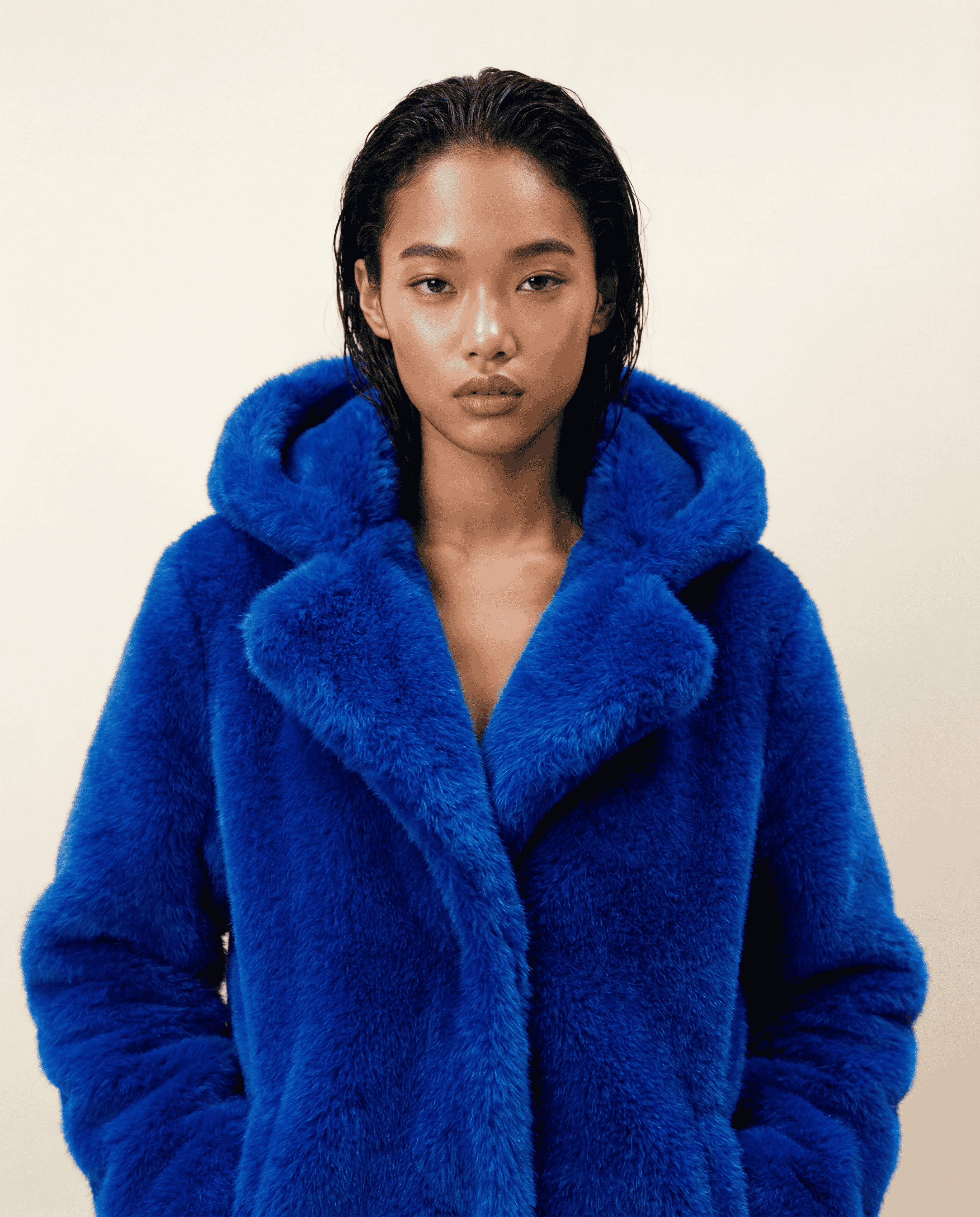 Manteau bleu en fourrure vegan La Varenne portée par une mannequin pour la collection MQV Paris