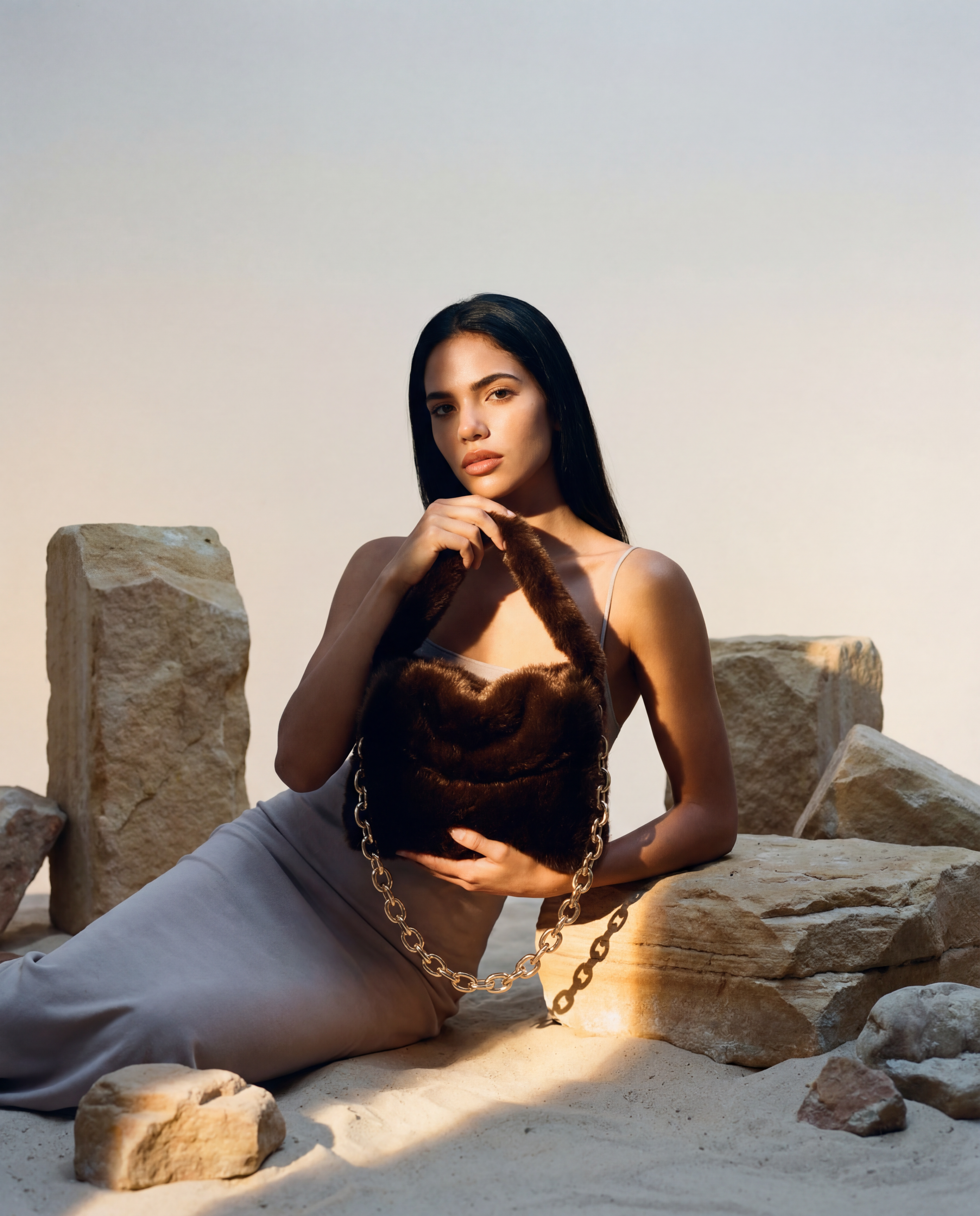 Sac en fausse fourrure vegan brun chocolat, texture douce effet velours, chaîne dorée, silhouette souple élégante, fabrication artisanale à Paris