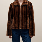 Veste zippée en fausse fourrure vegan brune, poils courts et soyeux, col montant structuré, coupe droite moderne, doublure satinée, fabrication artisanale en France